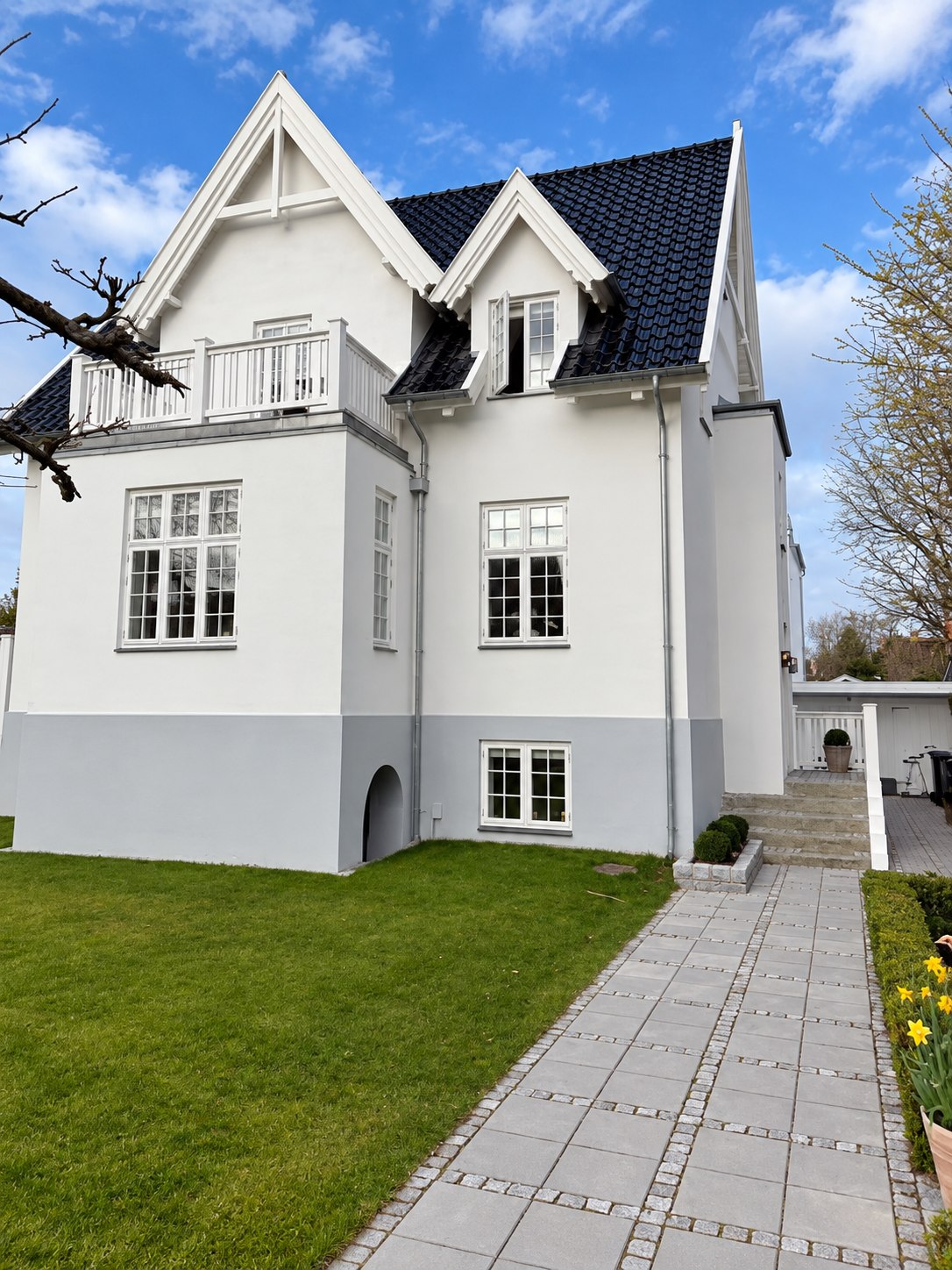 Renoveret hvid villa