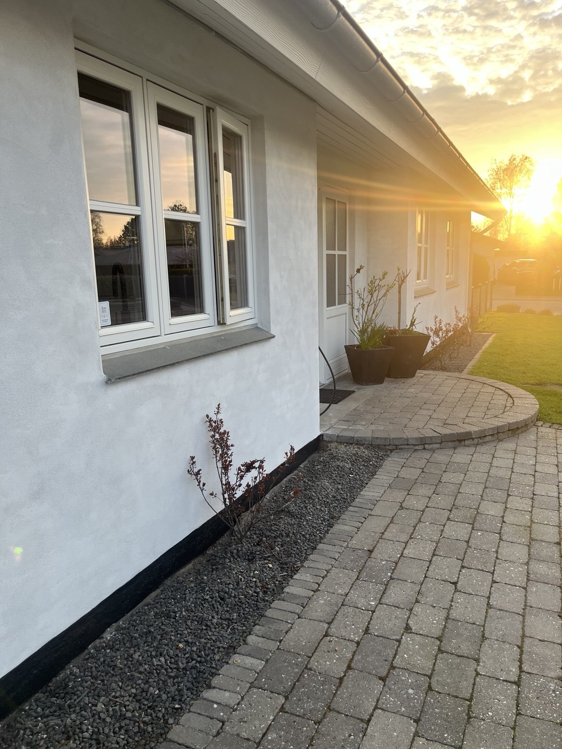 Renoveret facade og indkørsel i aftensol