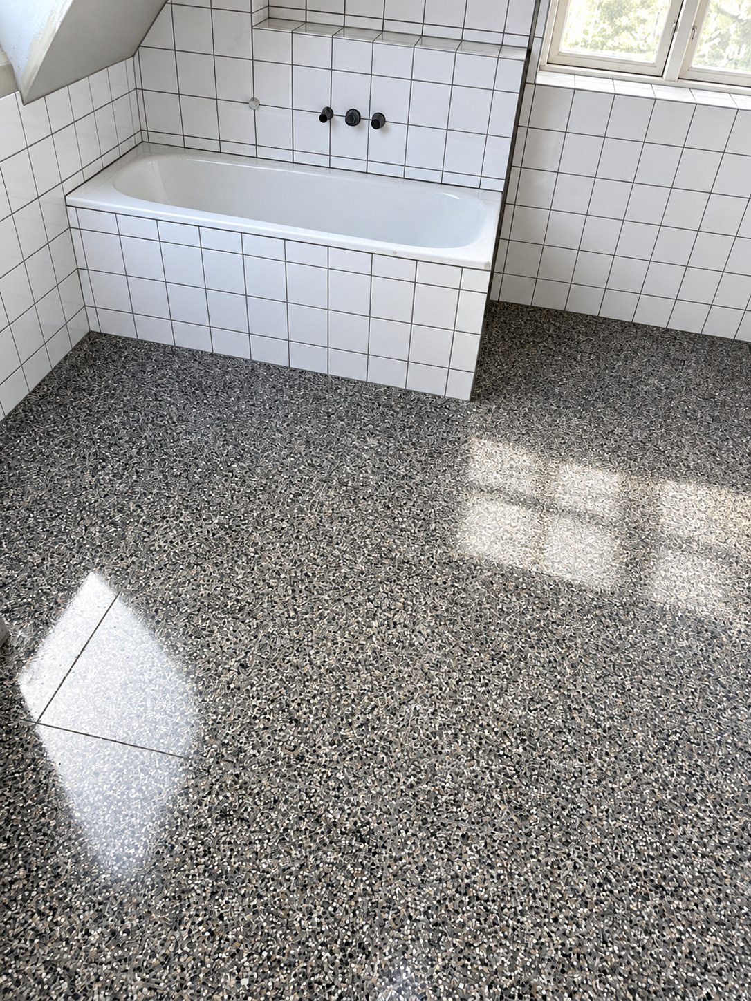 Badekar og terrazzogulv